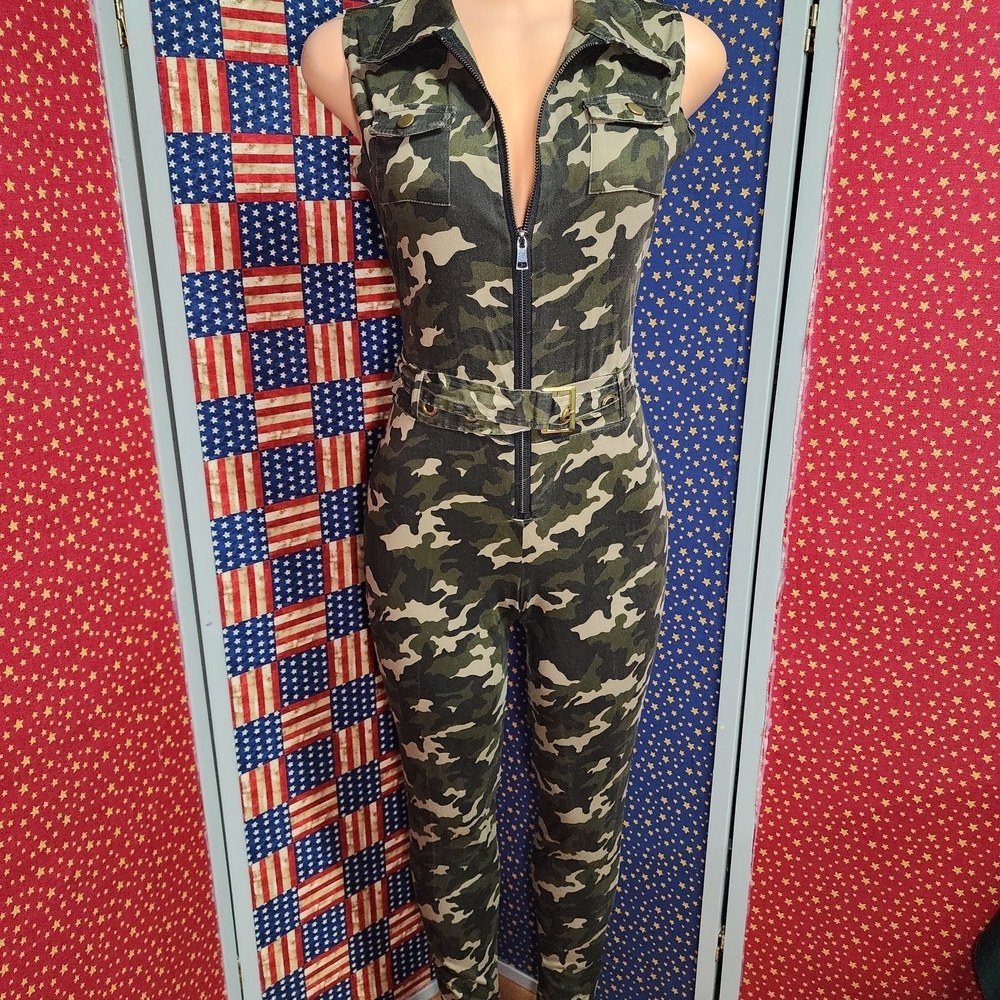 **Sleeveless Camouflage Zip-Front Jumpsuit in Green Camo**